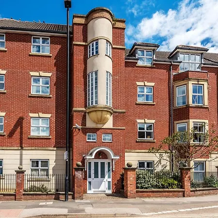 Comfortable 2 Bed Apartment With York Minster Views & Free Parking * York